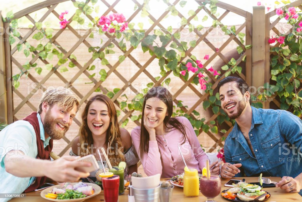 Gambar Orang Makan Bersama Selfie - KibrisPDR