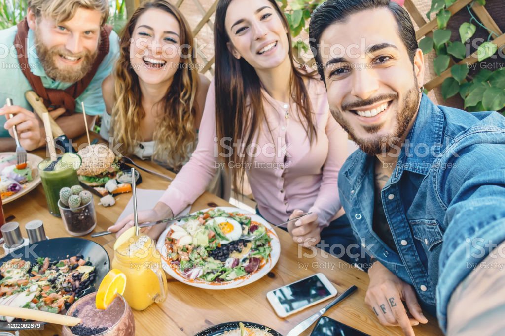 Detail Gambar Orang Makan Bersama Selfie Nomer 2