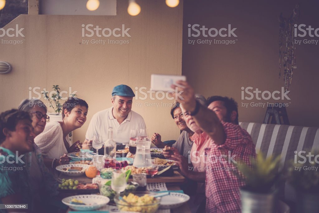 Detail Gambar Orang Makan Bersama Selfie Nomer 18