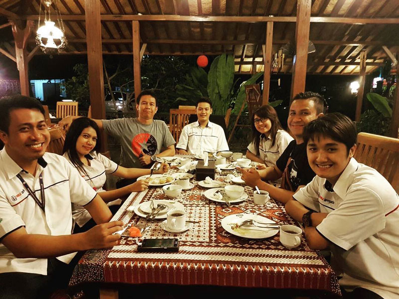 Detail Gambar Orang Makan Bersama Selfie Nomer 37