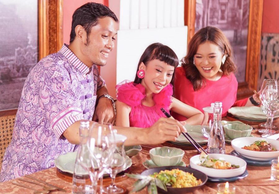 Detail Gambar Orang Makan Bersama Selfie Nomer 40