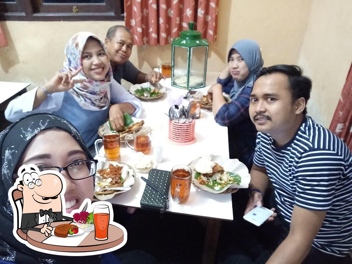 Detail Gambar Orang Makan Bersama Selfie Nomer 44