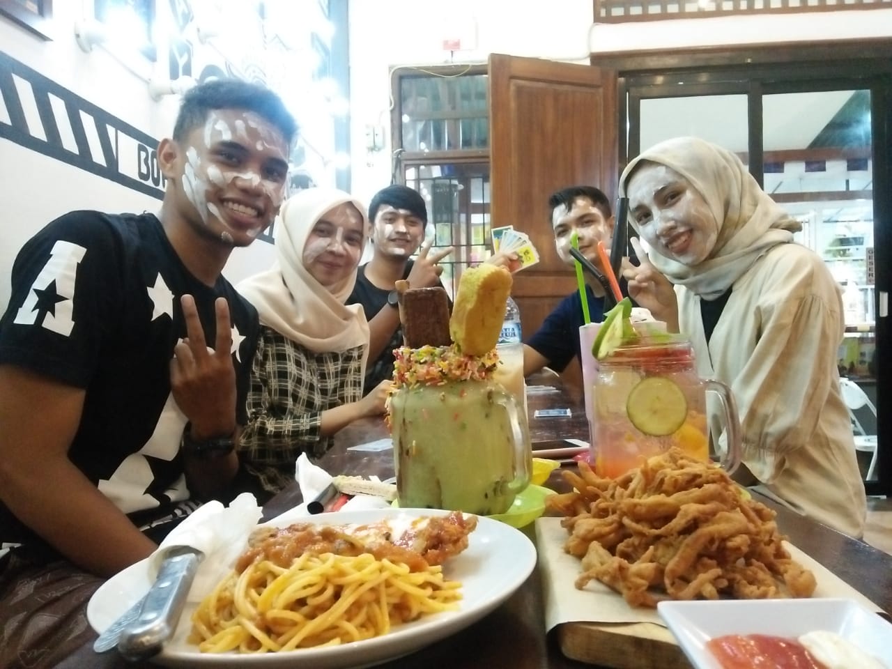 Detail Gambar Orang Makan Bersama Selfie Nomer 53