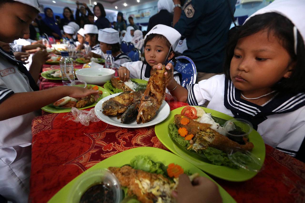 Detail Gambar Orang Makan Ikan Nomer 18