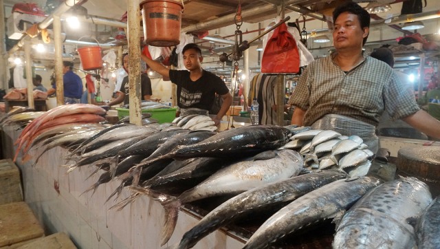 Detail Gambar Orang Makan Ikan Nomer 40