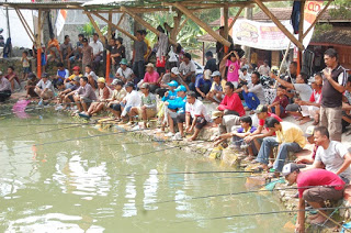 Detail Gambar Orang Mancing Di Kolam Nomer 17