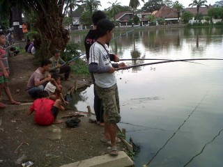 Detail Gambar Orang Mancing Di Kolam Nomer 3