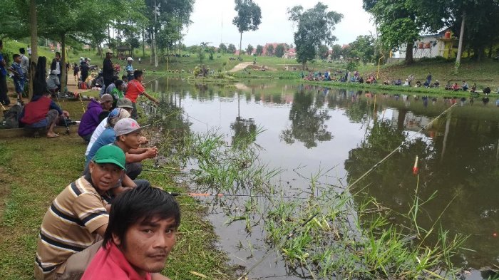 Detail Gambar Orang Mancing Di Kolam Nomer 48