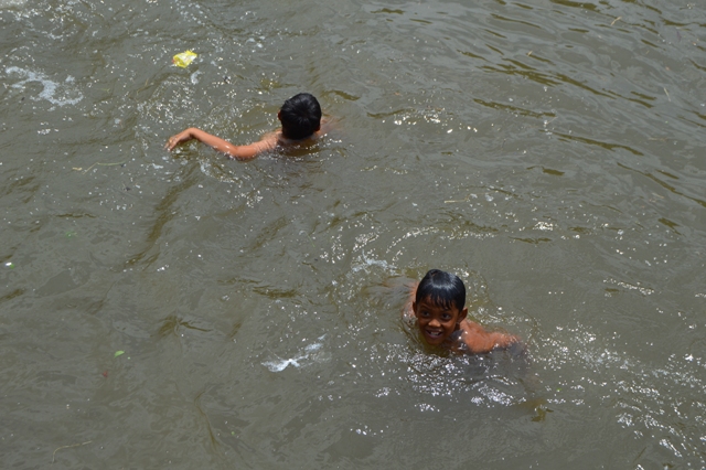 Detail Gambar Orang Mandi Di Sungai Nomer 9