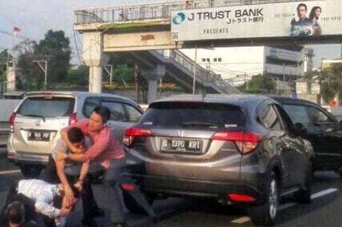 Detail Gambar Orang Marah Karena Macet Nomer 50