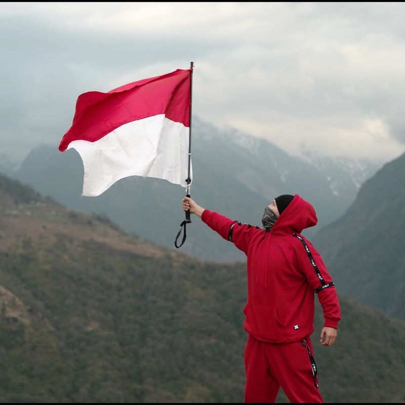 Detail Gambar Orang Megang Bendera Nomer 30