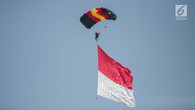 Detail Gambar Orang Megang Bendera Nomer 33