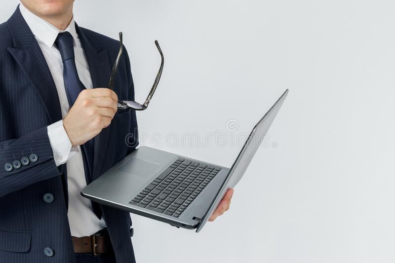 Detail Gambar Orang Megang Laptop Nomer 48