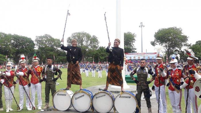 Gambar Orang Megang Tongkat Marching Band - KibrisPDR