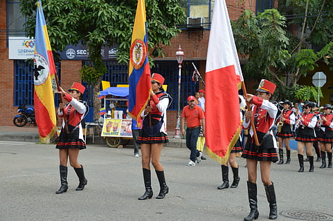 Detail Gambar Orang Megang Tongkat Marching Band Nomer 28