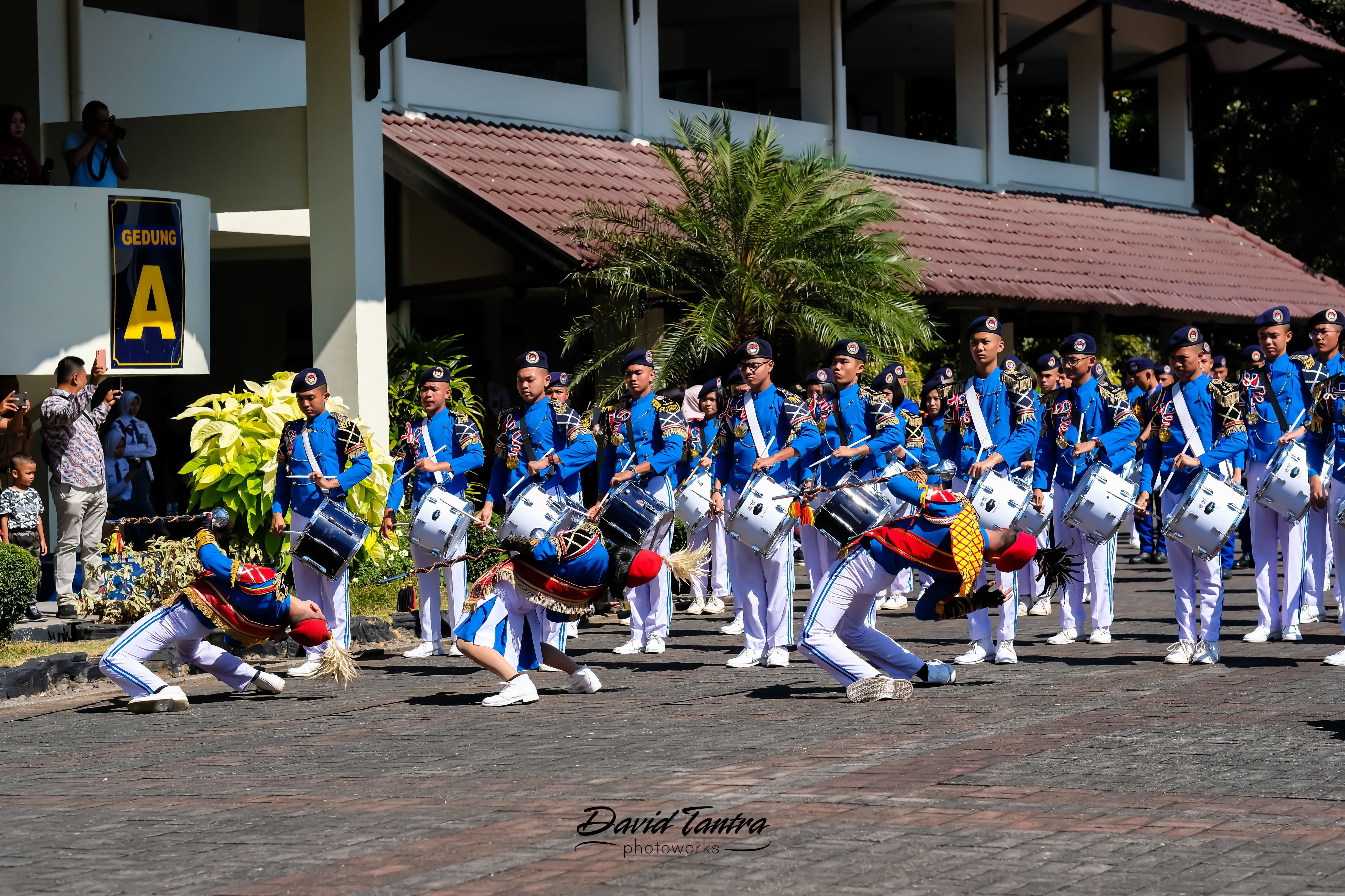 Detail Gambar Orang Megang Tongkat Marching Band Nomer 32