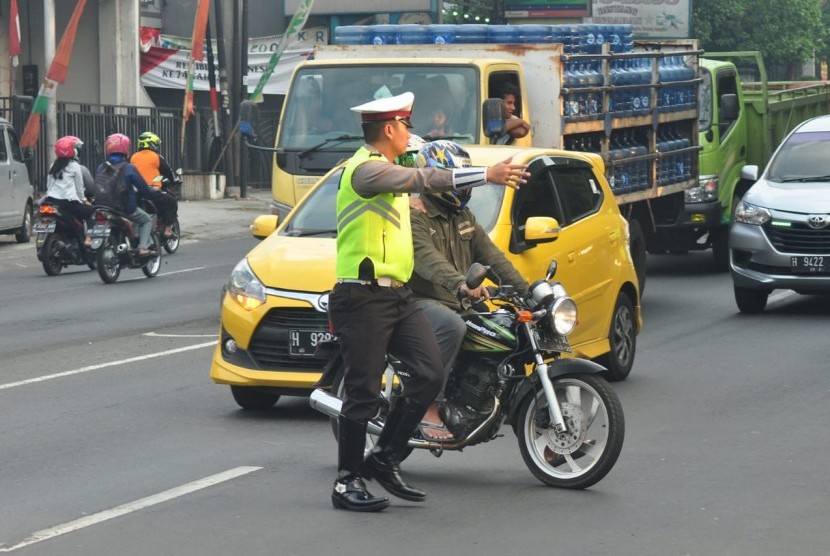 Detail Gambar Orang Melanggar Aturan Lalu Lintas Nomer 19