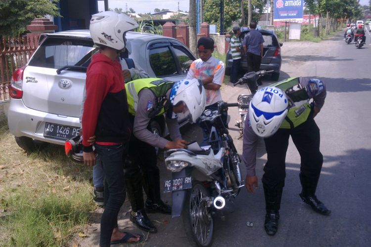 Detail Gambar Orang Melanggar Aturan Lalu Lintas Nomer 5