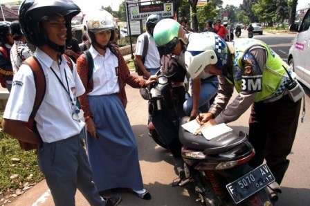 Detail Gambar Orang Melanggar Lalu Lintas Nomer 31