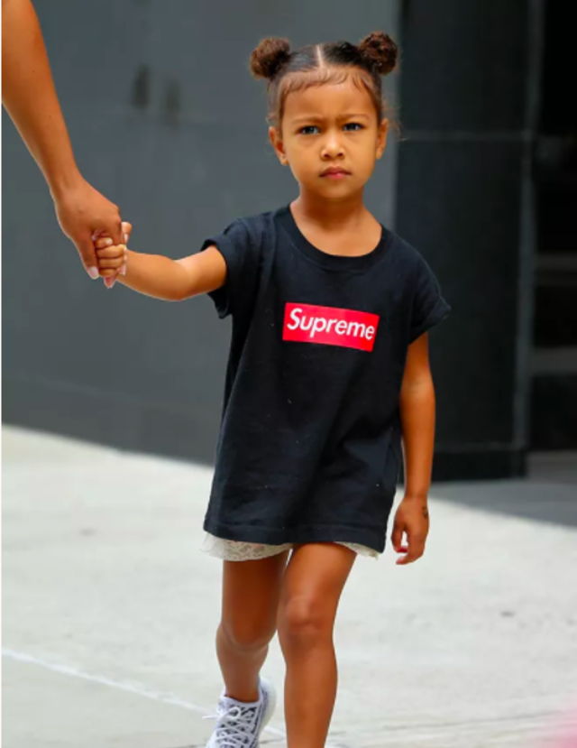 Detail Gambar Orang Memakai Baju Supreme Nomer 50