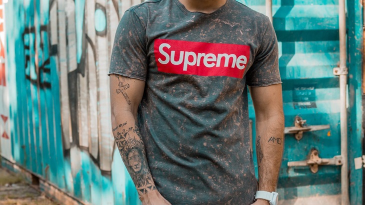 Detail Gambar Orang Memakai Baju Supreme Nomer 7