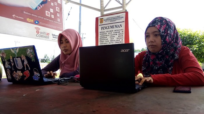 Detail Gambar Orang Memakai Wifi Type Jpg Nomer 46