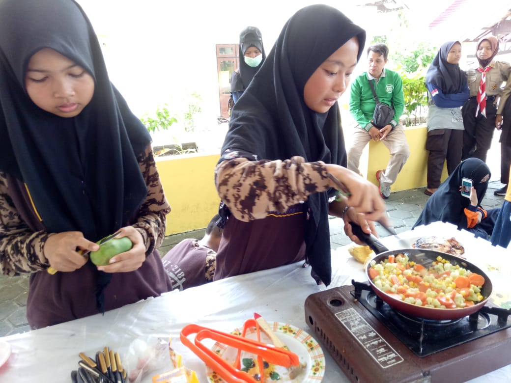 Detail Gambar Orang Memasak Nomer 31