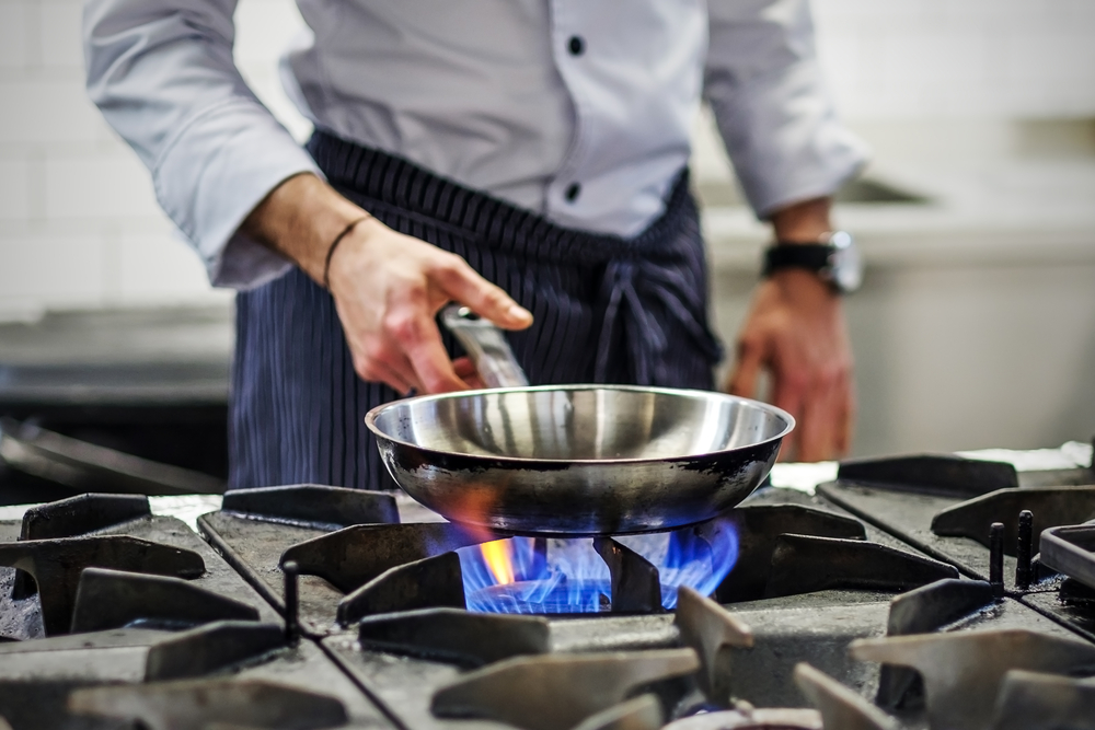 Detail Gambar Orang Memasak Menggunakan Kompor Nomer 2