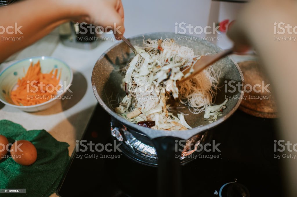 Detail Gambar Orang Memasak Menggunakan Kompor Nomer 29