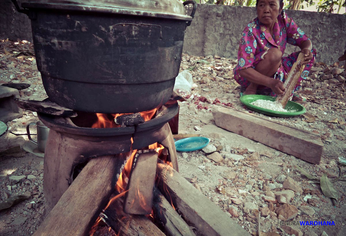 Detail Gambar Orang Memasak Menggunakan Kompor Nomer 48