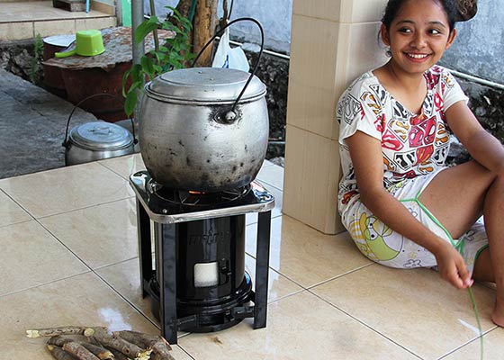 Detail Gambar Orang Memasak Menggunakan Kompor Nomer 50