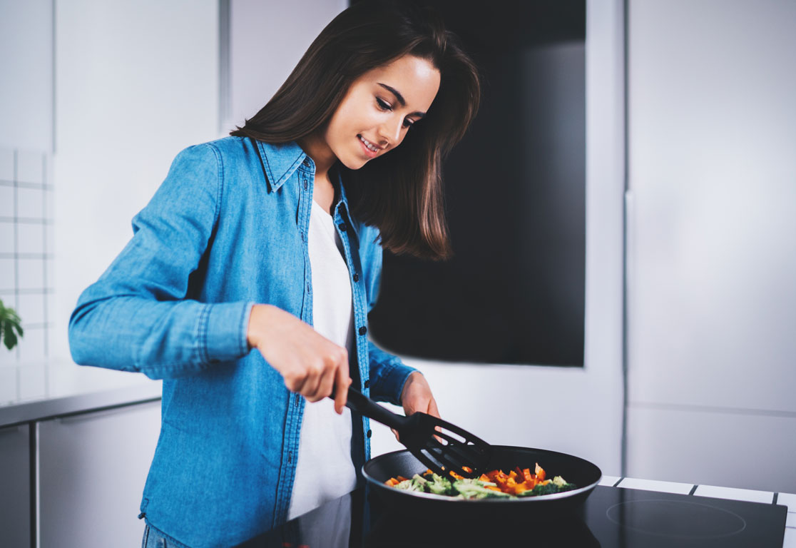 Detail Gambar Orang Memasak Menggunakan Kompor Nomer 7