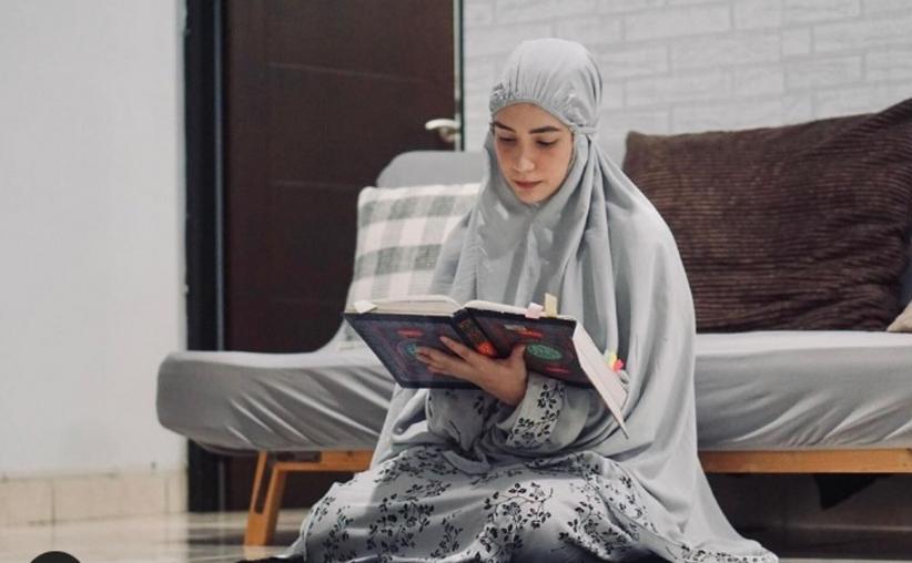 Detail Gambar Orang Membaca Alquran Nomer 47