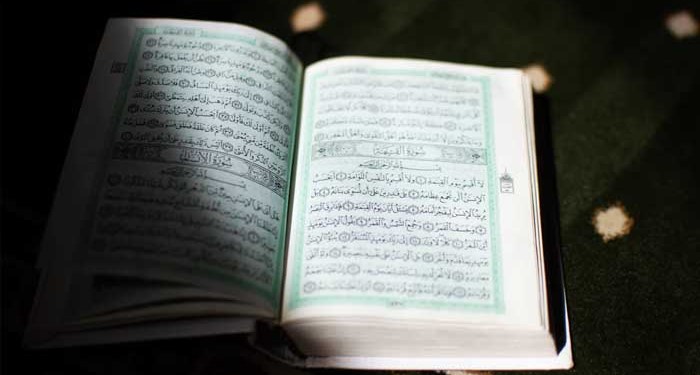 Detail Gambar Orang Membaca Alquran Nomer 49