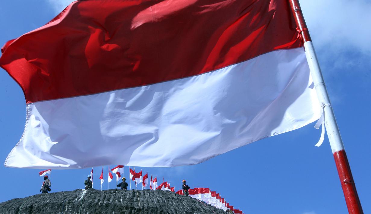 Detail Gambar Orang Membawa Bendera Merah Putih Nomer 22