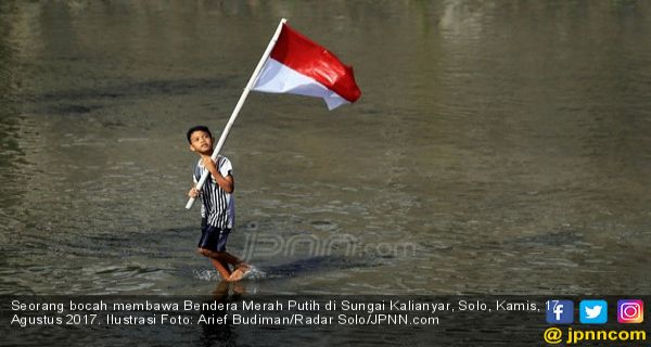 Detail Gambar Orang Membawa Bendera Merah Putih Nomer 32