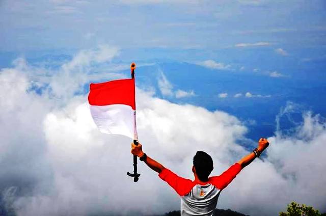 Detail Gambar Orang Membawa Bendera Merah Putih Nomer 36