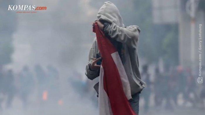 Detail Gambar Orang Membawa Bendera Merah Putih Nomer 37