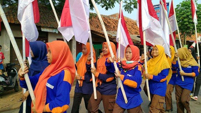 Detail Gambar Orang Membawa Bendera Merah Putih Nomer 45