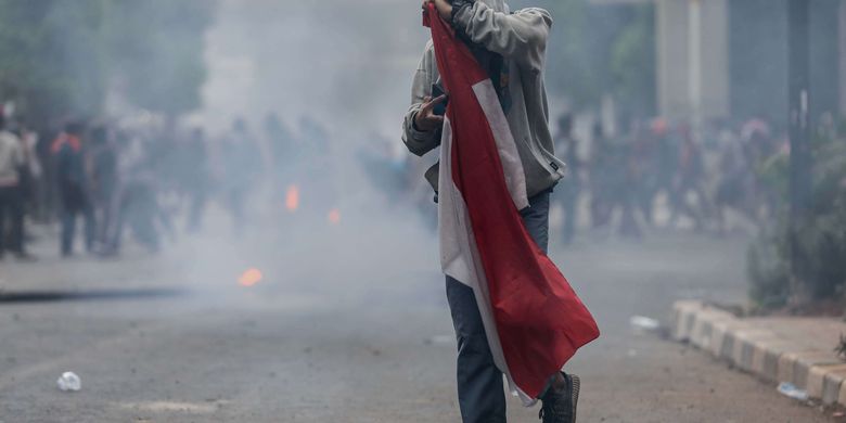 Detail Gambar Orang Membawa Bendera Merah Putih Nomer 46