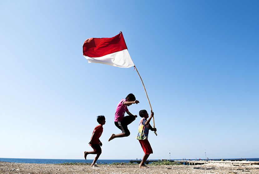 Detail Gambar Orang Membawa Bendera Merah Putih Nomer 8