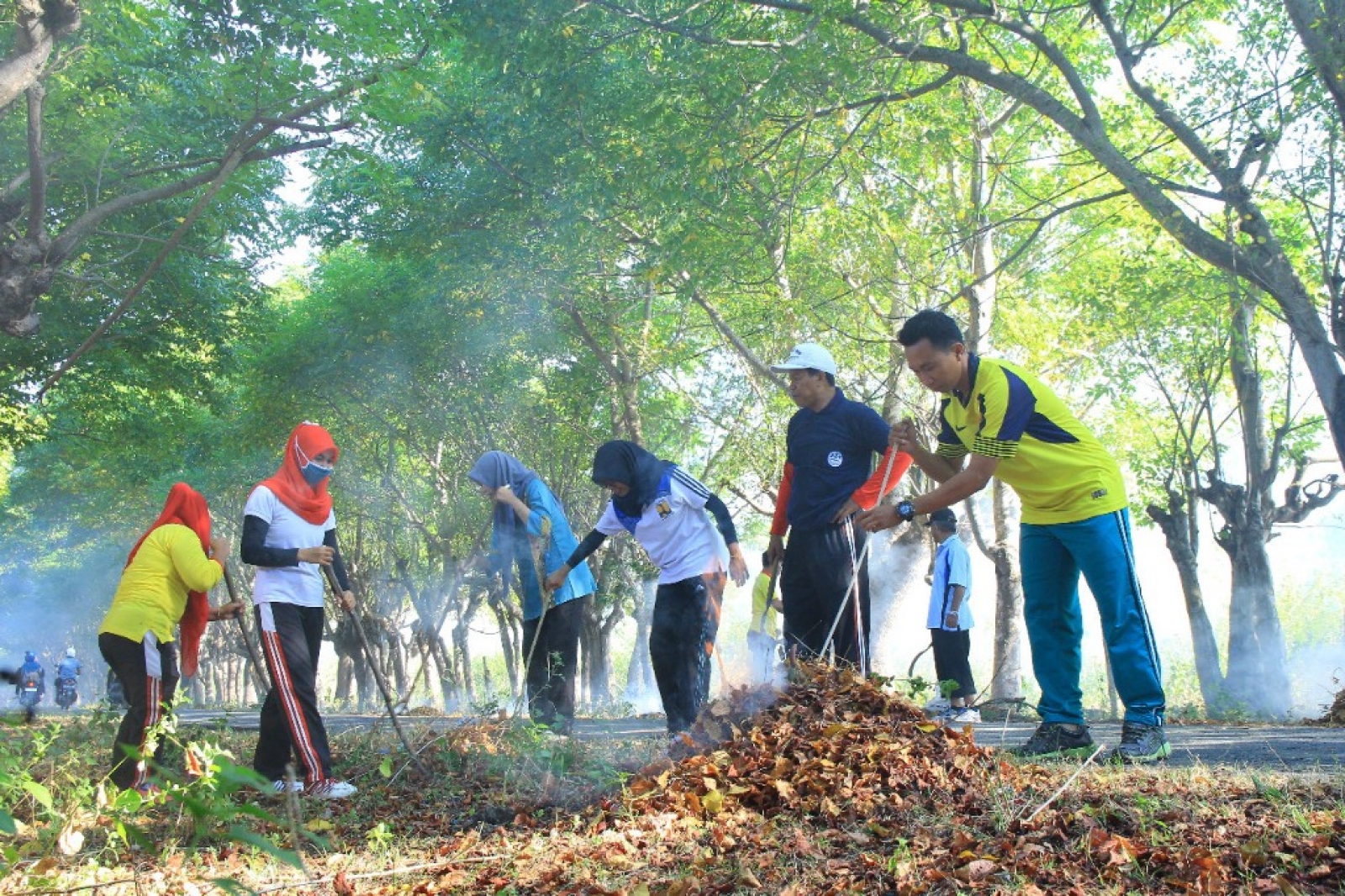 Detail Gambar Orang Membersihkan Lingkungan Nomer 3