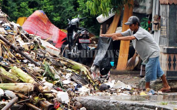 Detail Gambar Orang Membuang Sampah Nomer 26