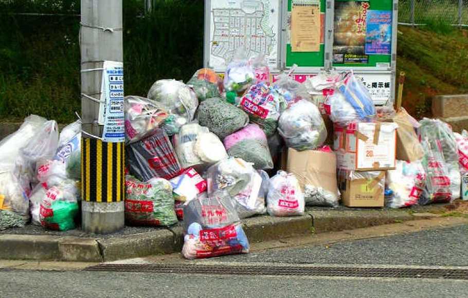 Detail Gambar Orang Membuang Sampah Di Label Kemasan Nomer 19