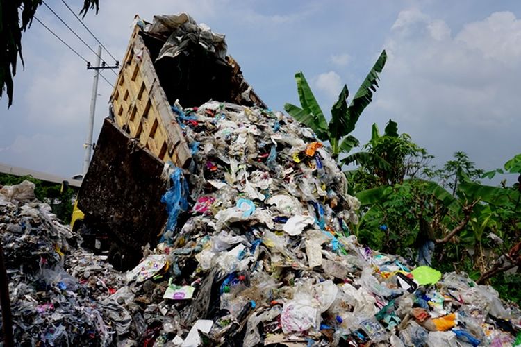 Detail Gambar Orang Membuang Sampah Di Label Kemasan Nomer 24