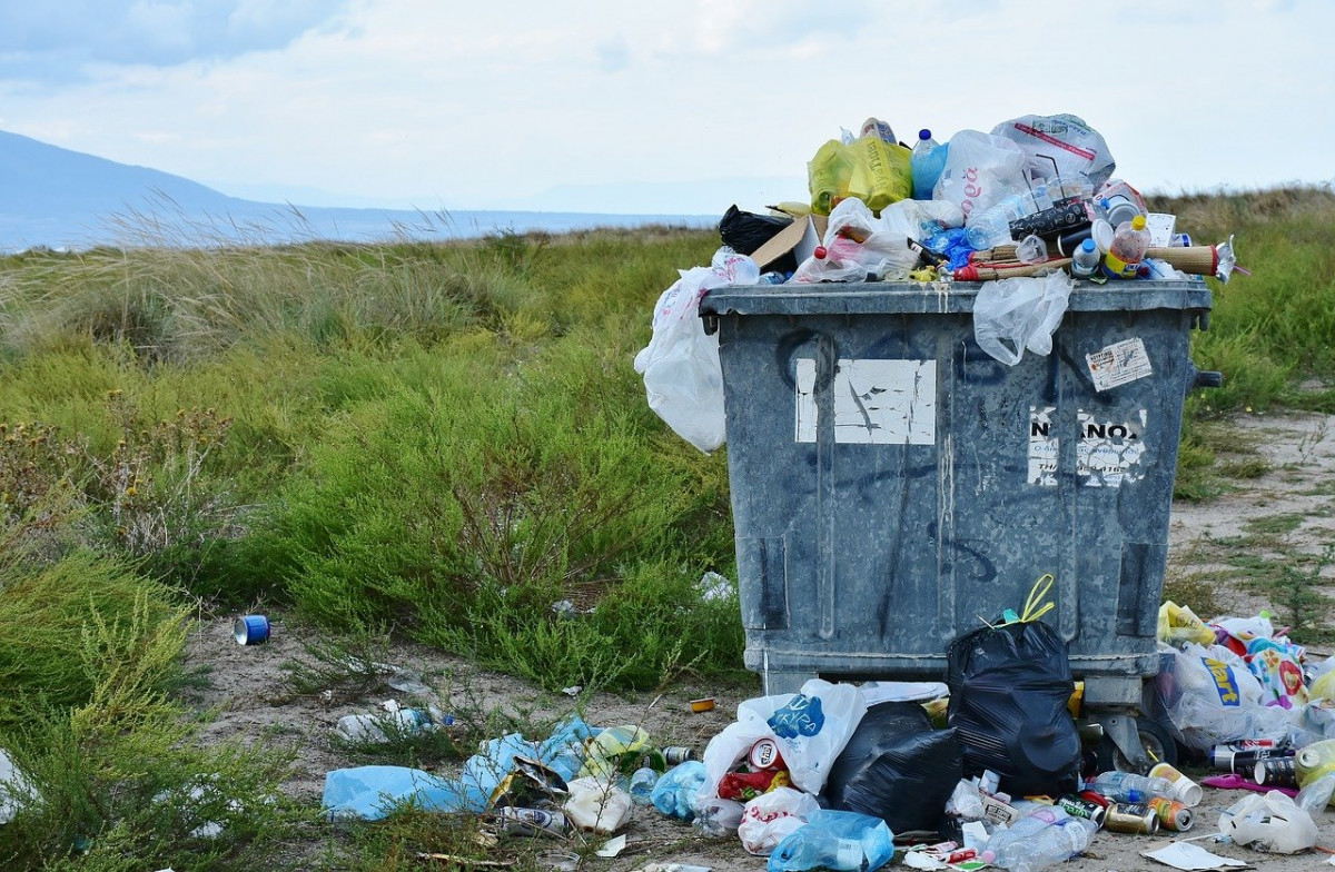 Detail Gambar Orang Membuang Sampah Di Label Kemasan Nomer 35
