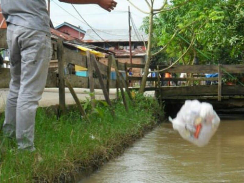 Detail Gambar Orang Membuang Sampah Di Sungai Nomer 10