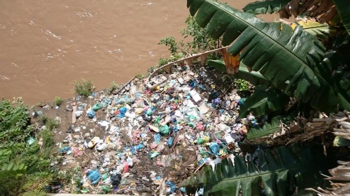 Detail Gambar Orang Membuang Sampah Di Sungai Nomer 19