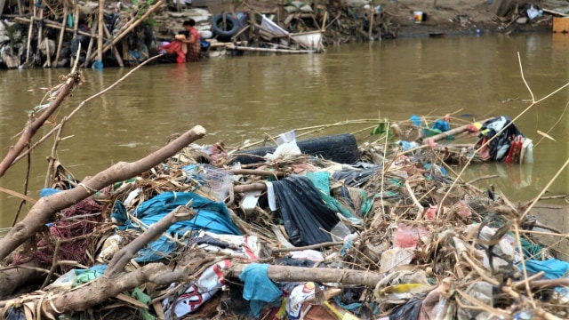 Detail Gambar Orang Membuang Sampah Di Sungai Nomer 46