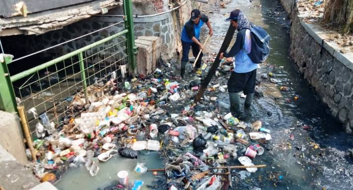 Detail Gambar Orang Membuang Sampah Di Sungai Nomer 6